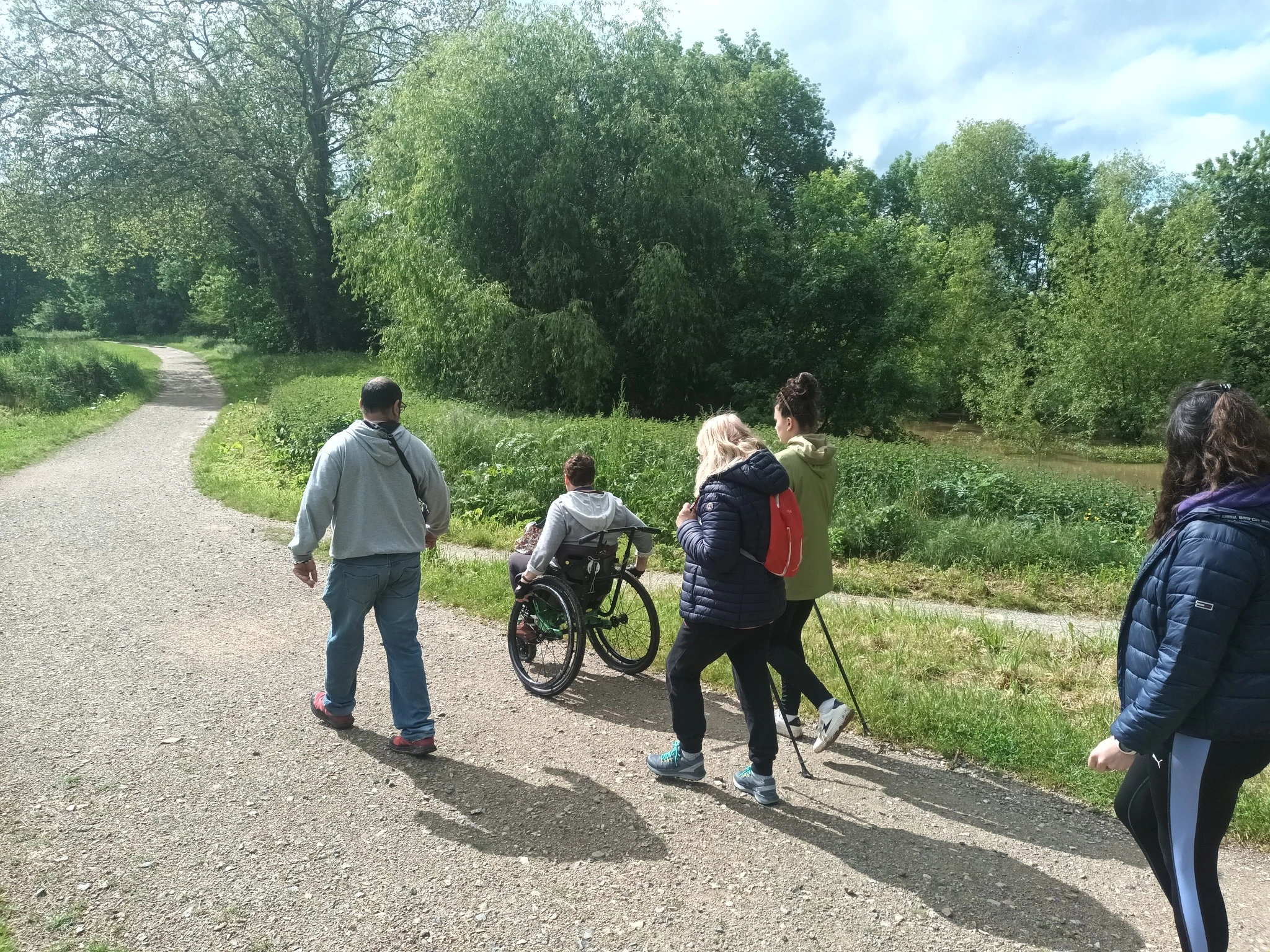 Personnes marchant ensemble